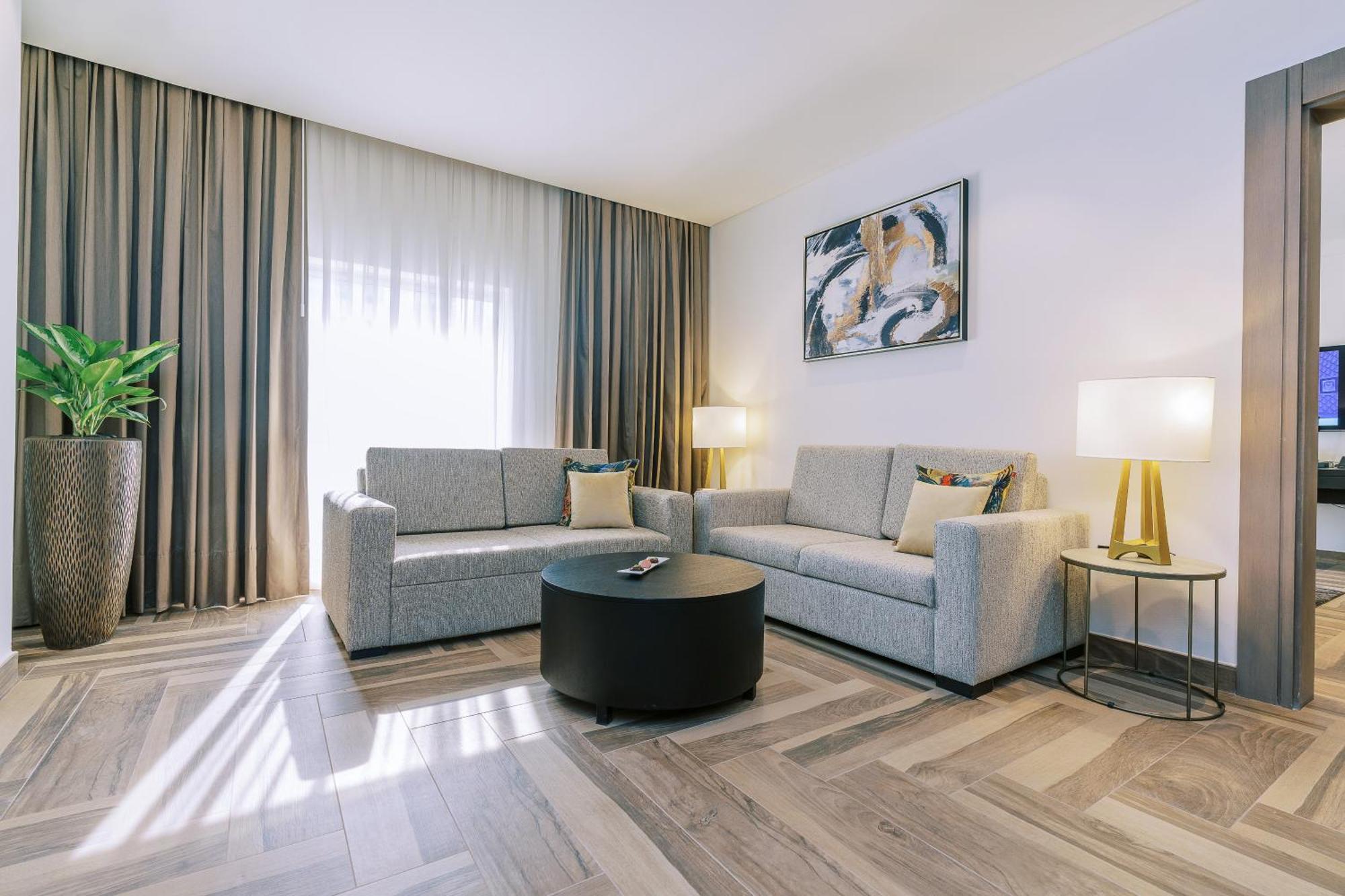 Khalidia Palace Hotel Dubai By Mourouj Gloria Ngoại thất bức ảnh A living room at the hotel